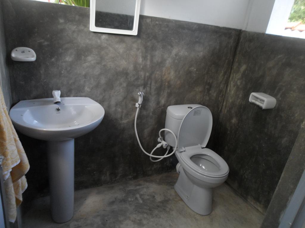 Gold Ocean House Apartment Dikwella Bagian luar foto